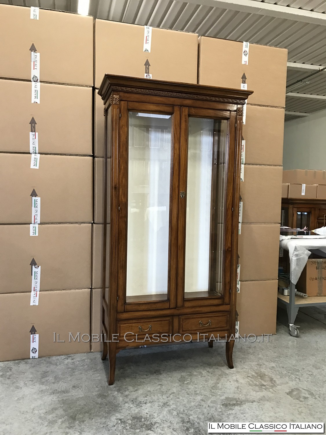 vetrina personalizzata in legno massello